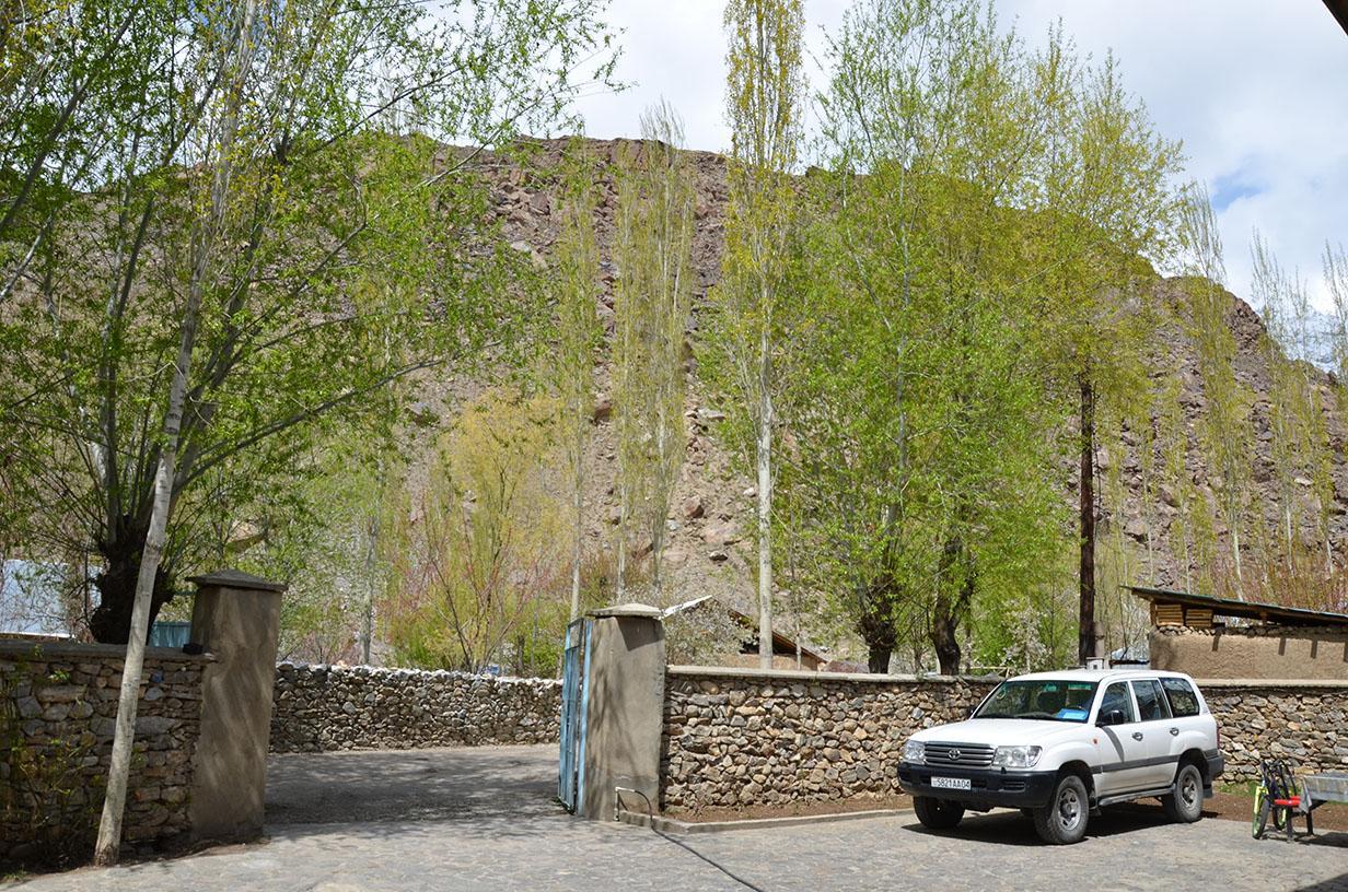 Pamir Alibaba Hotel Khorog Exterior photo